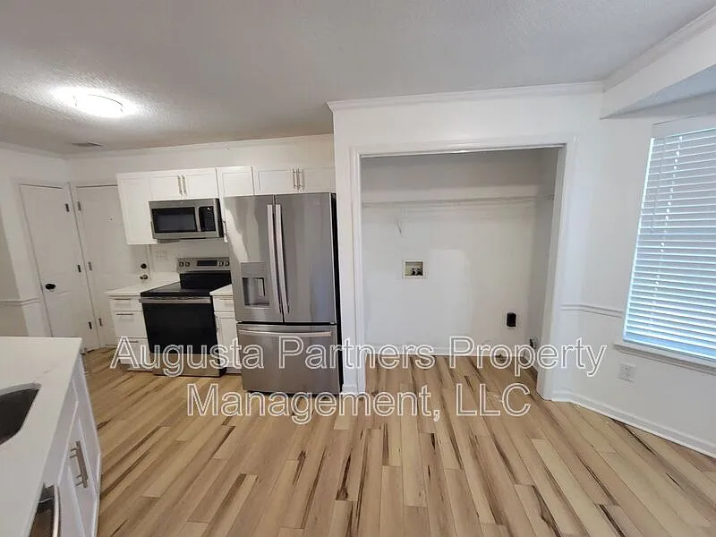 3 bed, 2.0 bath, 1580 sqft, $1,800 — Photo 4
