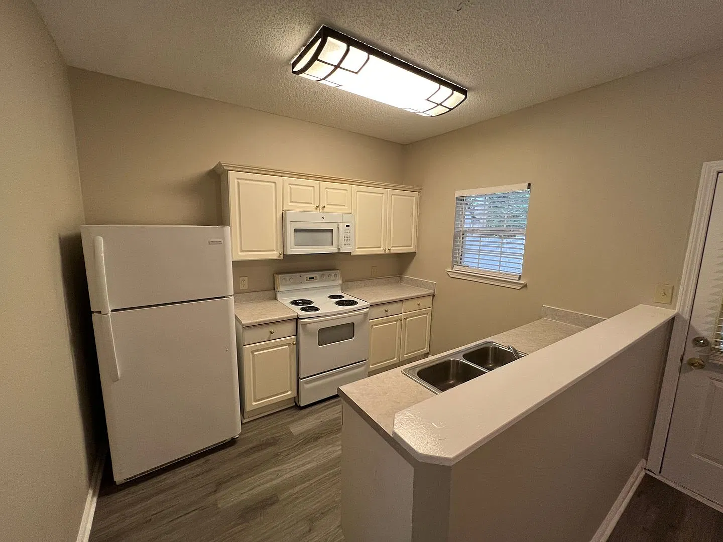 Spacious 3br/2.5ba Townhome In Sunset Hills, Rex, Ga - Fabulous Move In Ready Town Home Featuring... — Photo 4