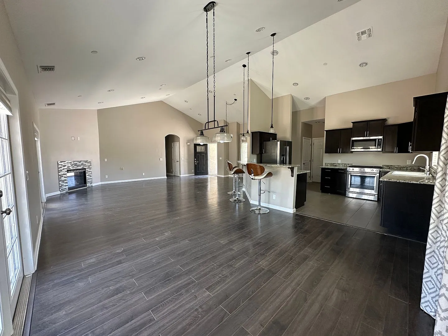 $250 Move-In Special! Updated 3 bedroom 2 bathroom home ready to welcome you HOME! — Photo 4