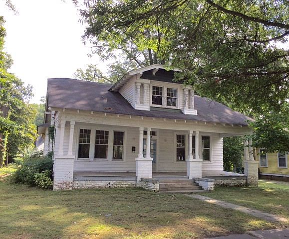 1st image of 907 Saint David St