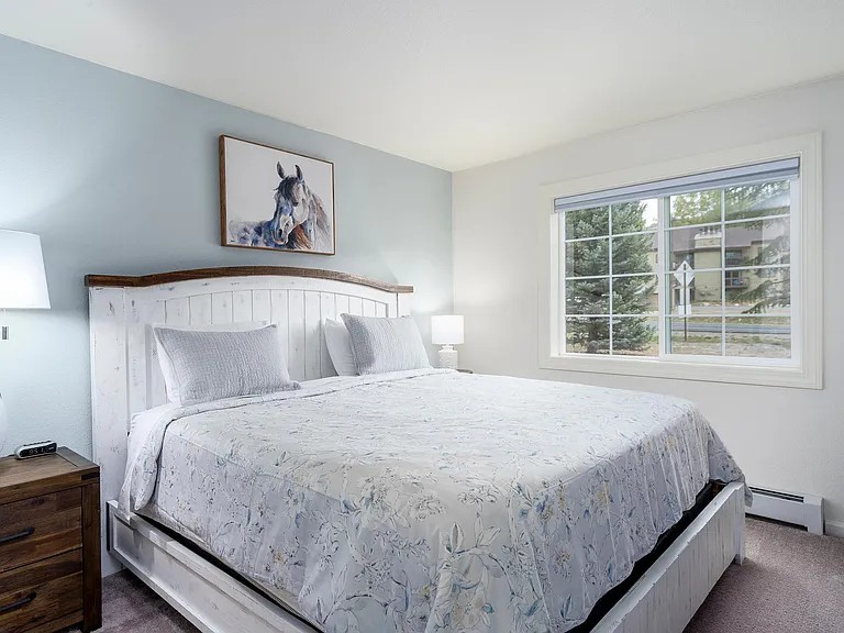 Master King Bed - En Suite Bathroom
(Bed Linens not provided)