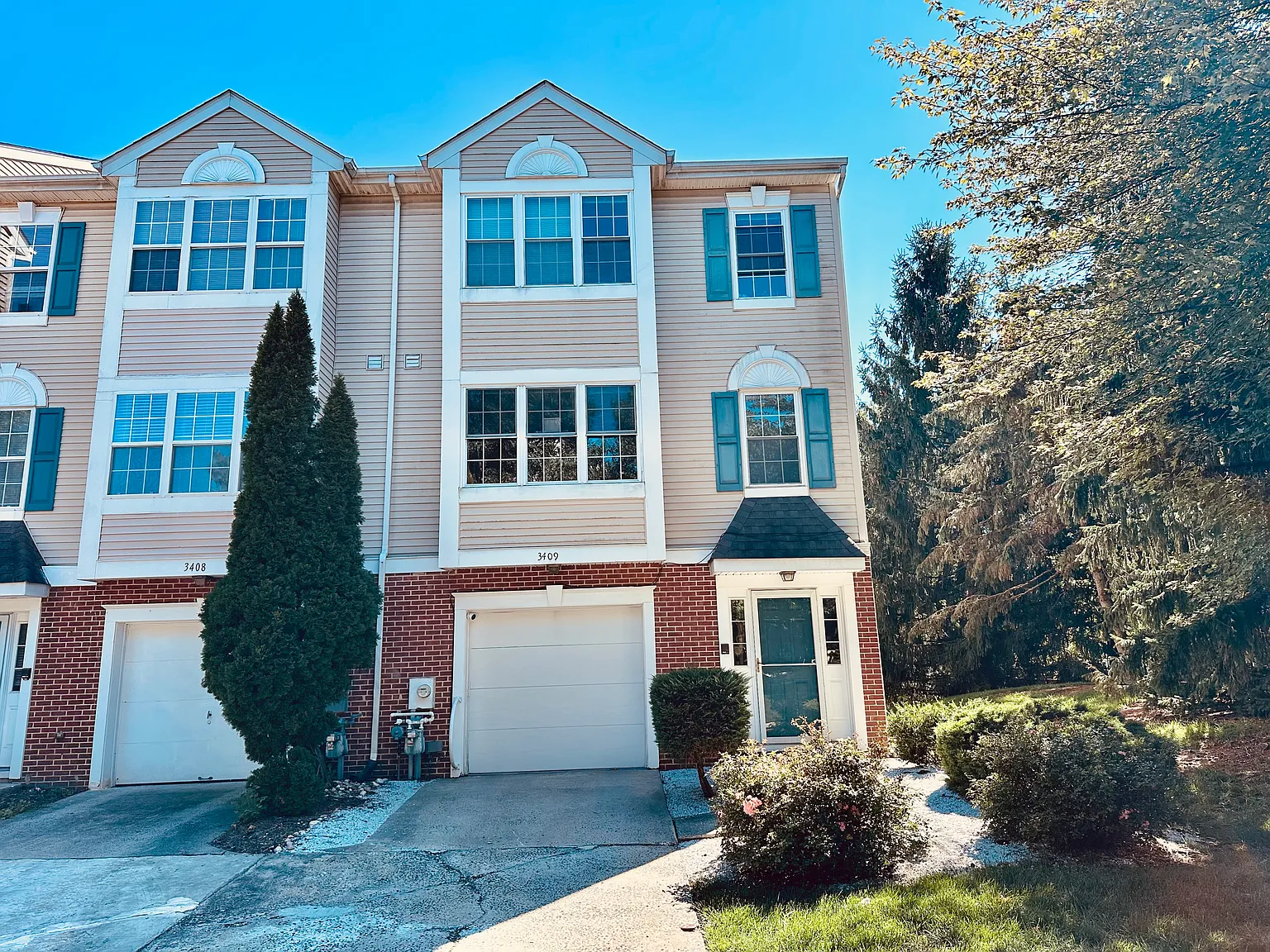 3 bed, 2.5 bath, 1936 sqft, $3,150 — Photo 1