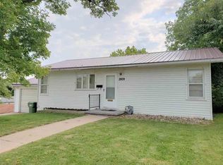 2809 N 4th St, Clinton, IA 52732