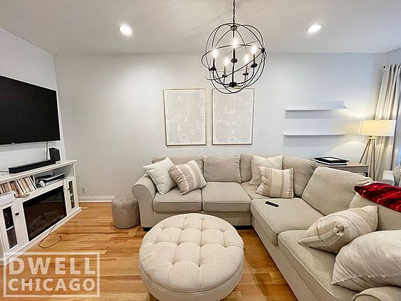 3rd image of 5924 N Milwaukee Ave Unit 2