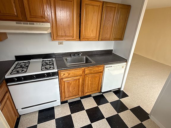 2nd image of 945 Underhill Ave #435