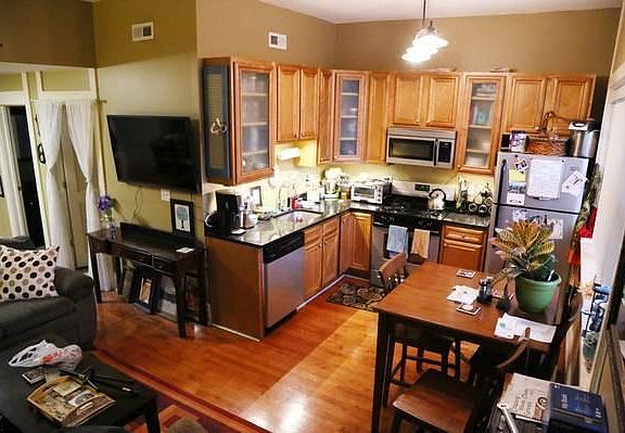 2nd image of 1549 W Jarvis Ave #2