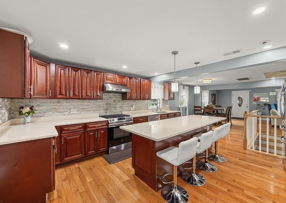 1st image of 33 Prince St