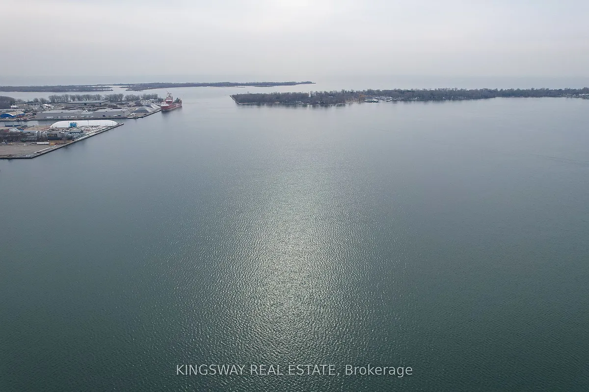 Building Photo - 1 Edgewater Dr #Penthouse 33