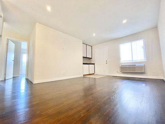 3rd image of 4852 Rosewood Ave APT 2