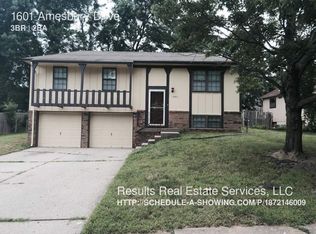 1601 NW Amesbury Dr, Blue Springs, MO 64015
