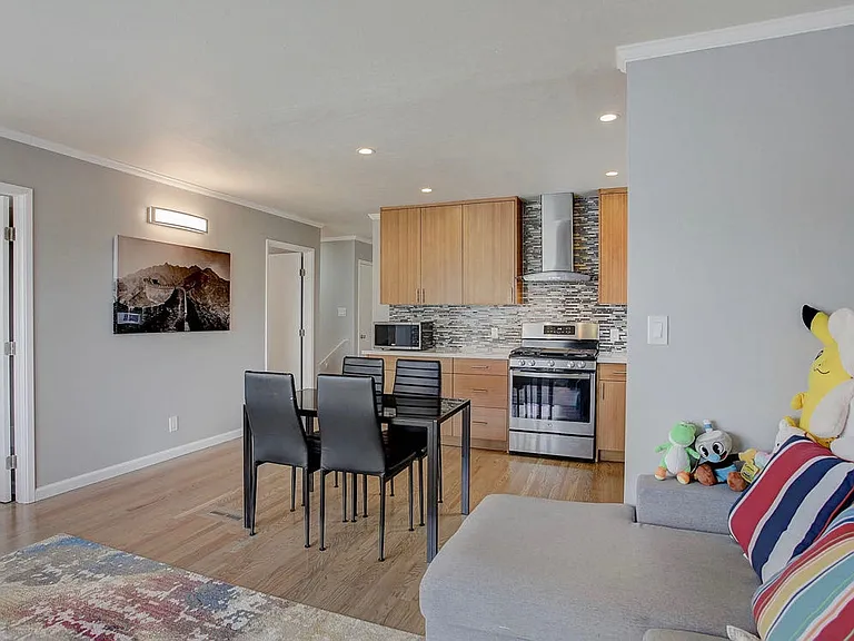 184 Canterbury Ave — Photo 7