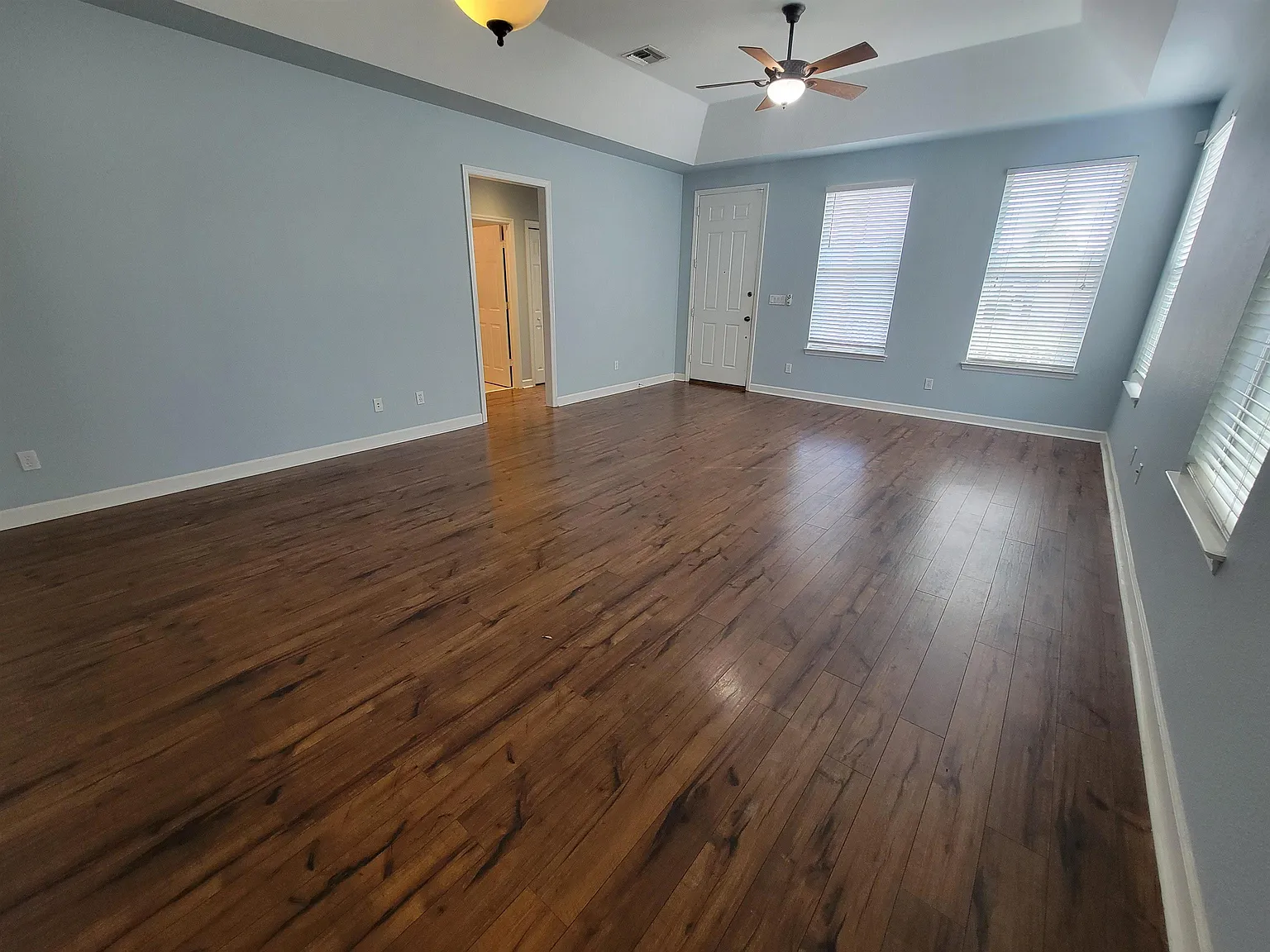 3 bed, 2.0 bath, 1394 sqft, $2,200 — Photo 3