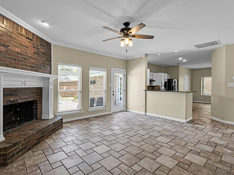 6906 Graham Dr — Photo 5