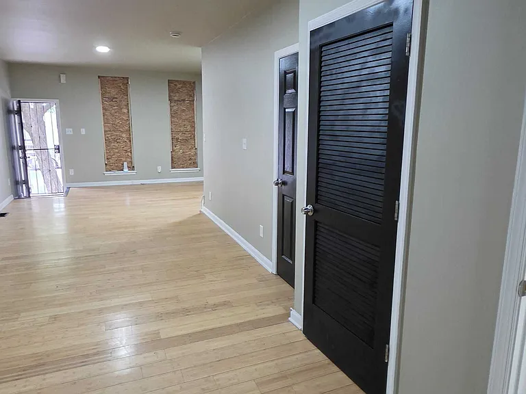 2405 Francis St — Photo 6