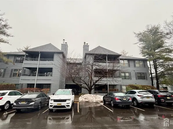 1107 Woodhaven Dr, Edison, NJ 08817