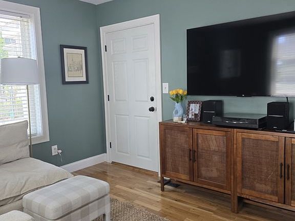 Front door / Living room