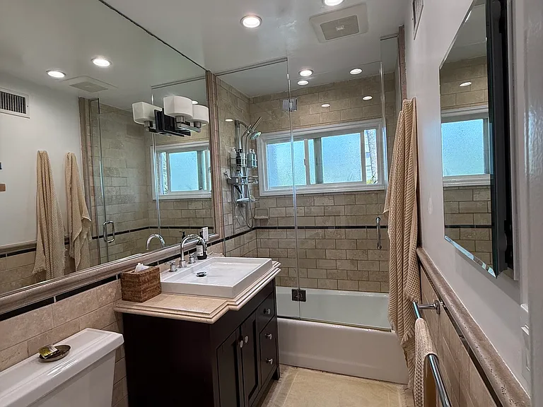 Bathroom with tub/shower and glass enclosure