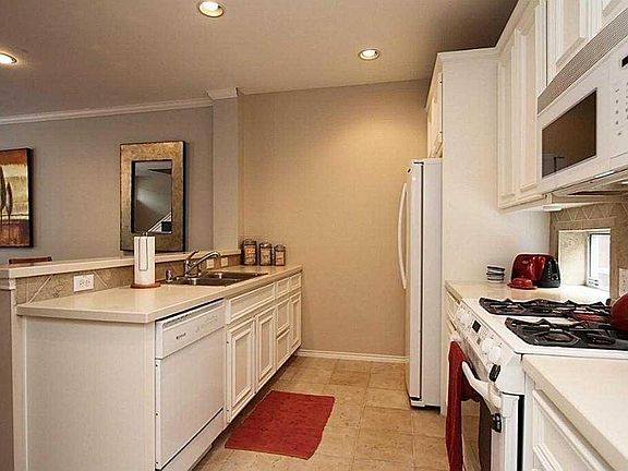 3rd image of 3027 S Heights Hollow Ln