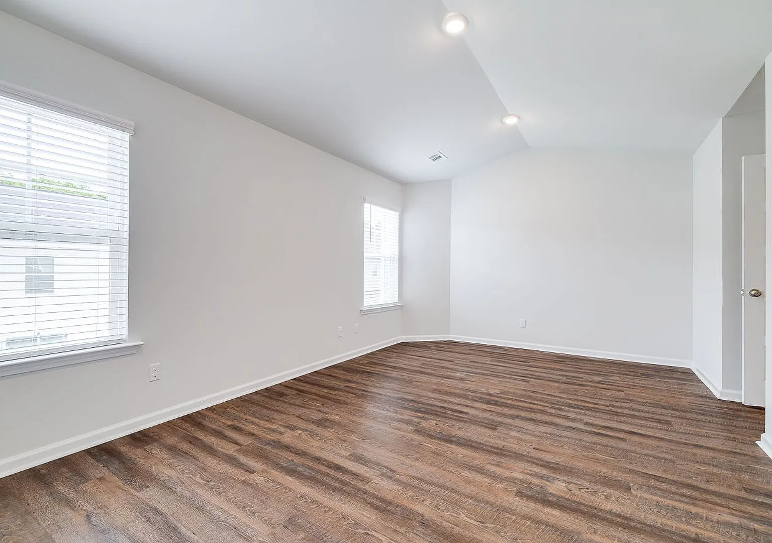 3 Bed 2.5 Bath Townhome in Lakeshore Built in 2023! — Photo 4