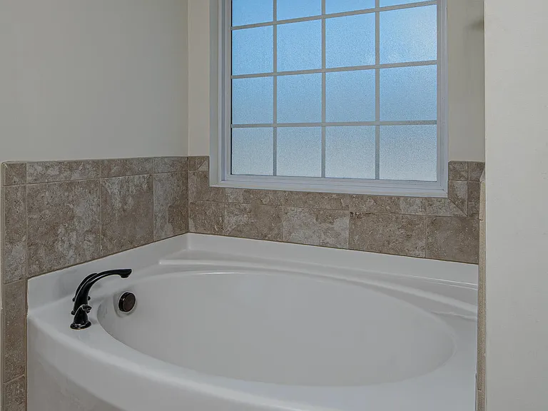 808 Jade Ln — Photo 32