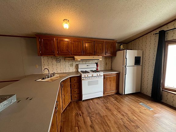 2nd image of 5325 Classic Ln #32