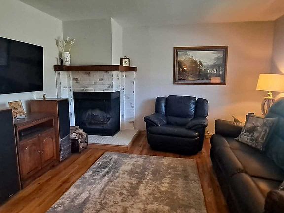 3rd image of 7608 Willow Ave