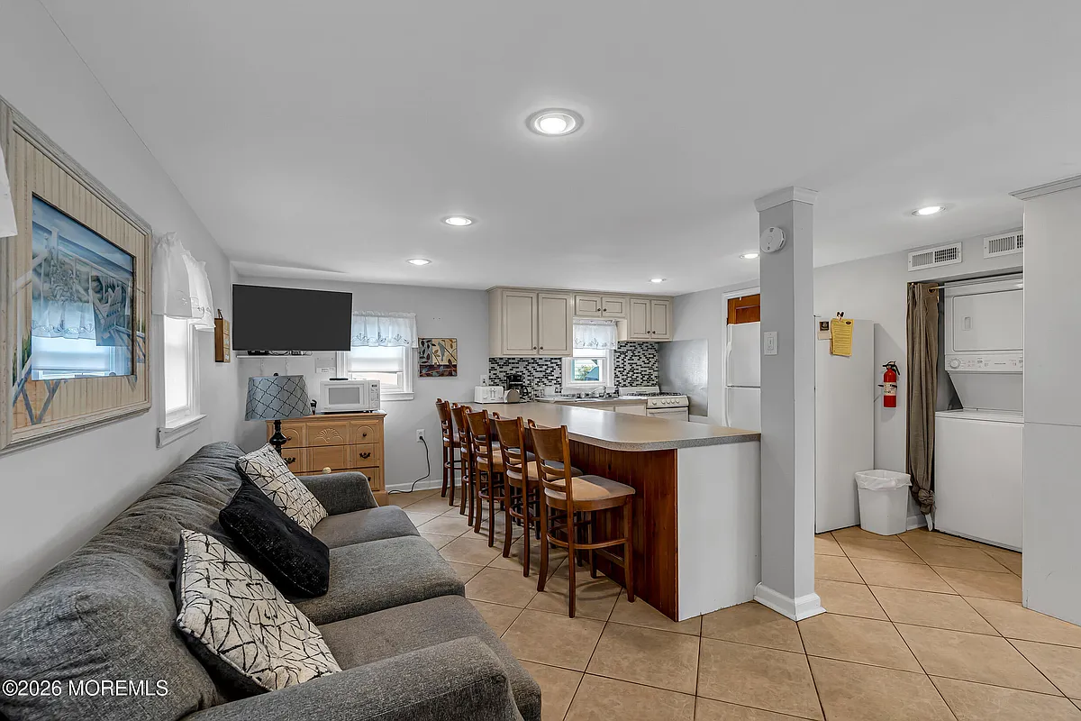 Building Photo - 21 E Bay Way