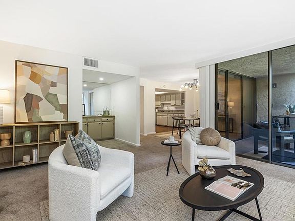 3rd image of 2420 Torrey Pines Rd Unit B202