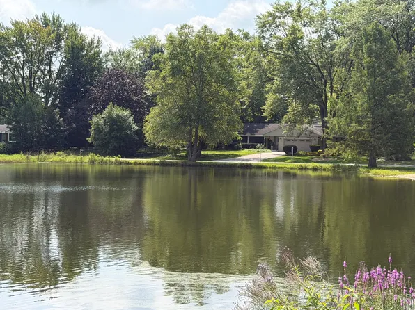 16 Falkirk Rd, Hawthorn Woods, IL 60047