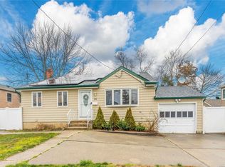 30 Washington Dr, Lindenhurst, NY 11757