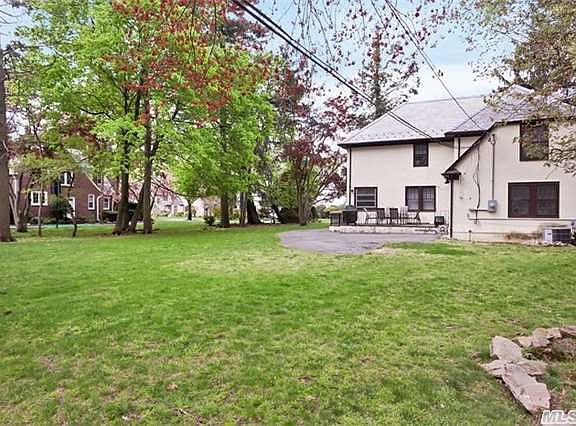 4th image of 210 Bedell Ave