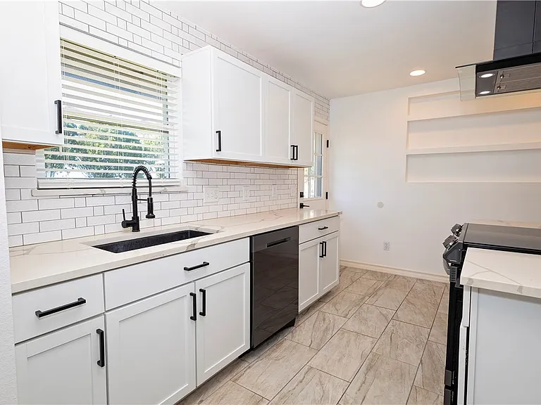 7629 Lang Rd — Photo 7