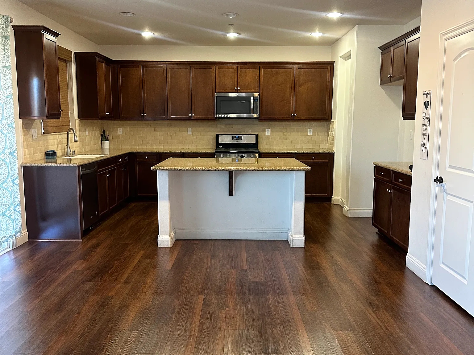 4 bed, 2497 sqft, $2,650 — Photo 3