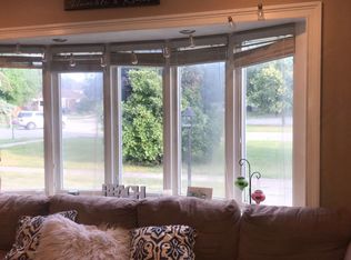 19300 Pinecrest Dr, Allen Park, MI 48101