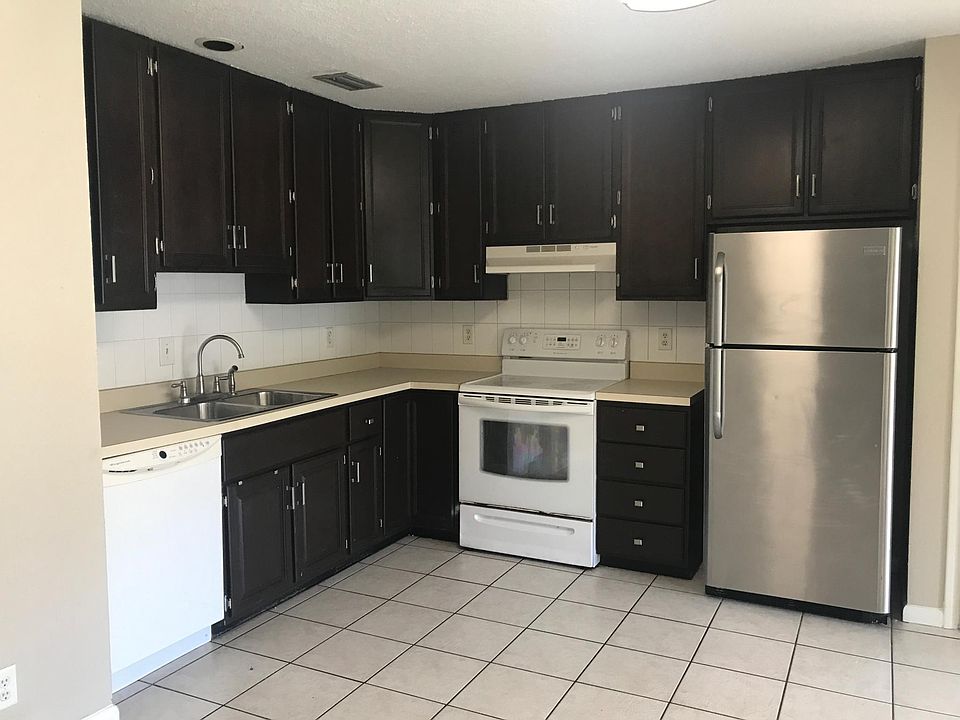 2nd image of 927 S Patrick Dr