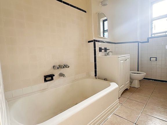 5th image of 3709 75th St APT 6K