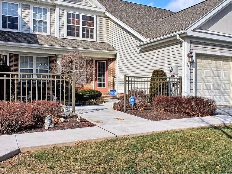 121 Oak Hill Ln — Photo 1