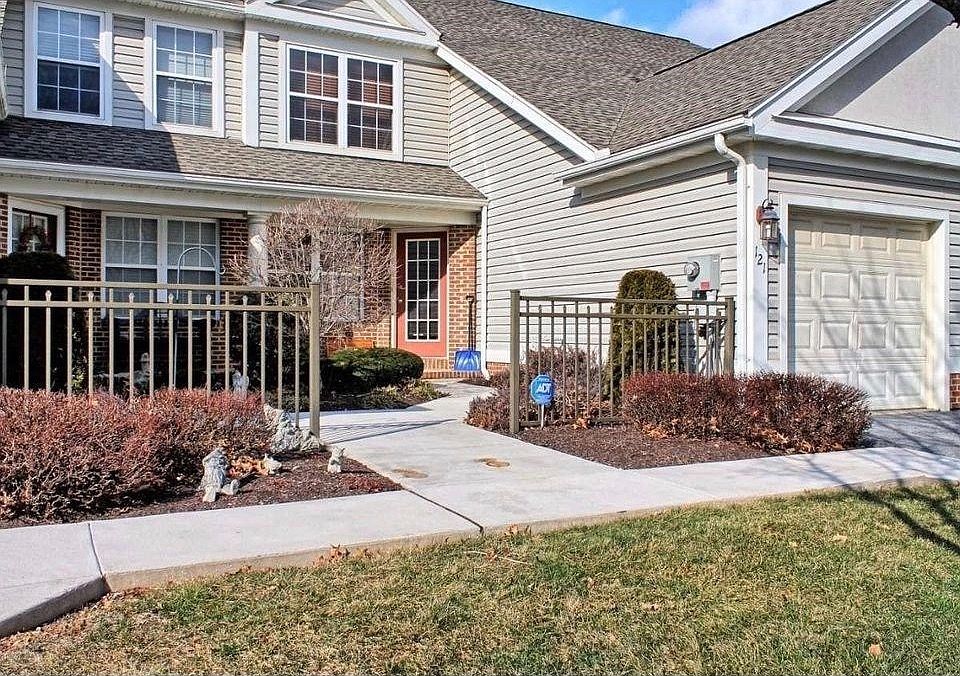 1st image of 121 Oak Hill Ln
