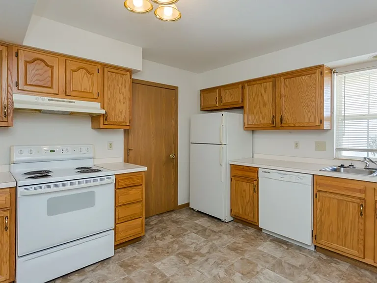 1125-1137 Hilltop — Photo 4