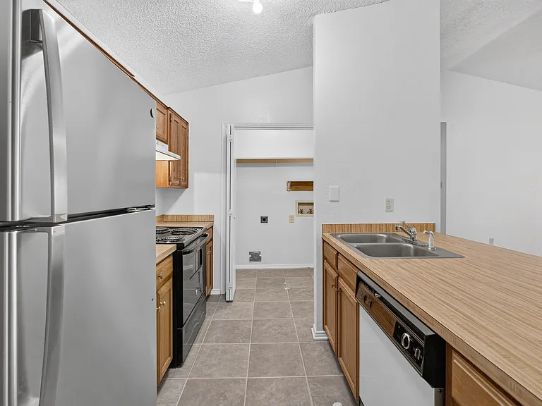 1115 Lombard Ln — Photo 12