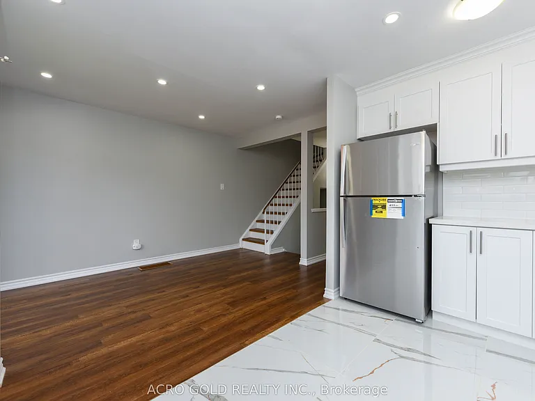 19 Hoskins Sq — Photo 13