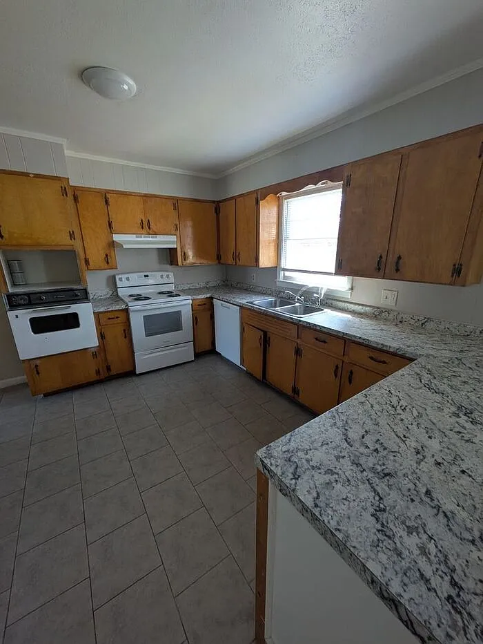 3 bed, 1.5 bath, $995 — Photo 4