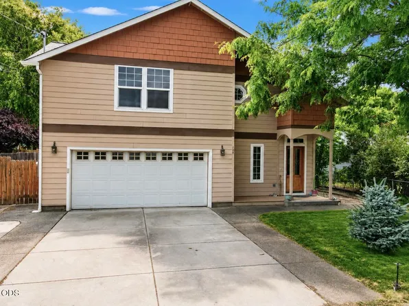 107 N 1st St, Talent, OR 97540