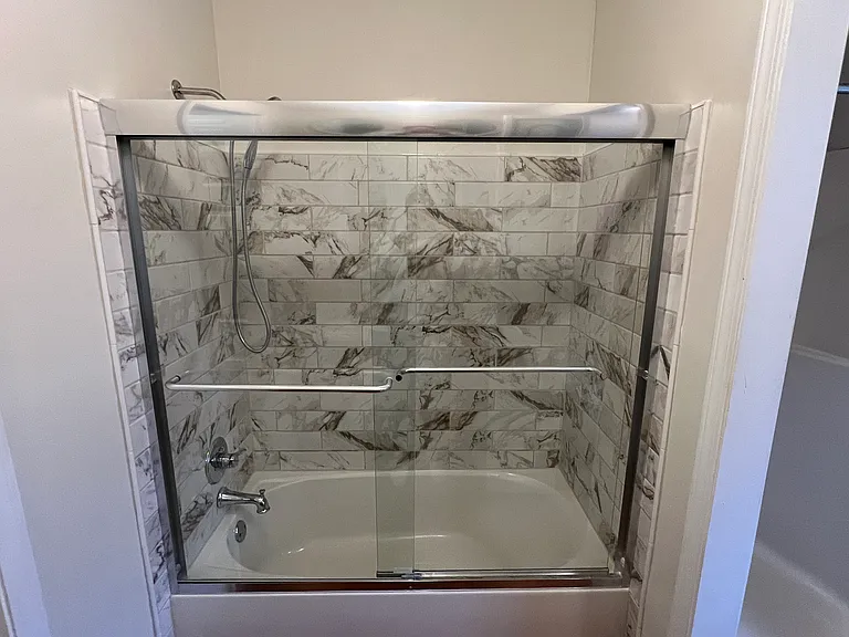 Tub/shower combo (or soaking tub).
