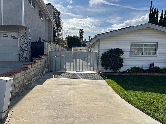 3rd image of 26409 Torreypines Dr