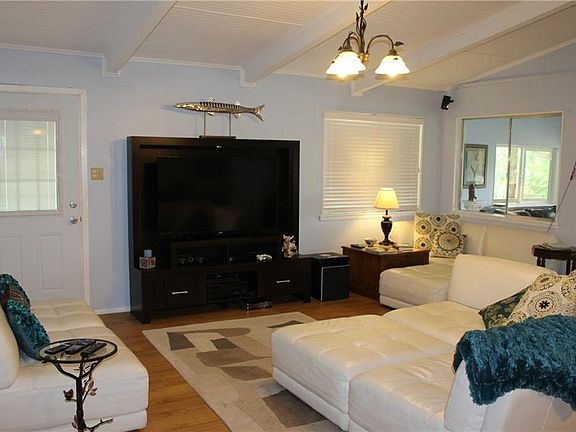 5th image of 105 Island Park Dr
