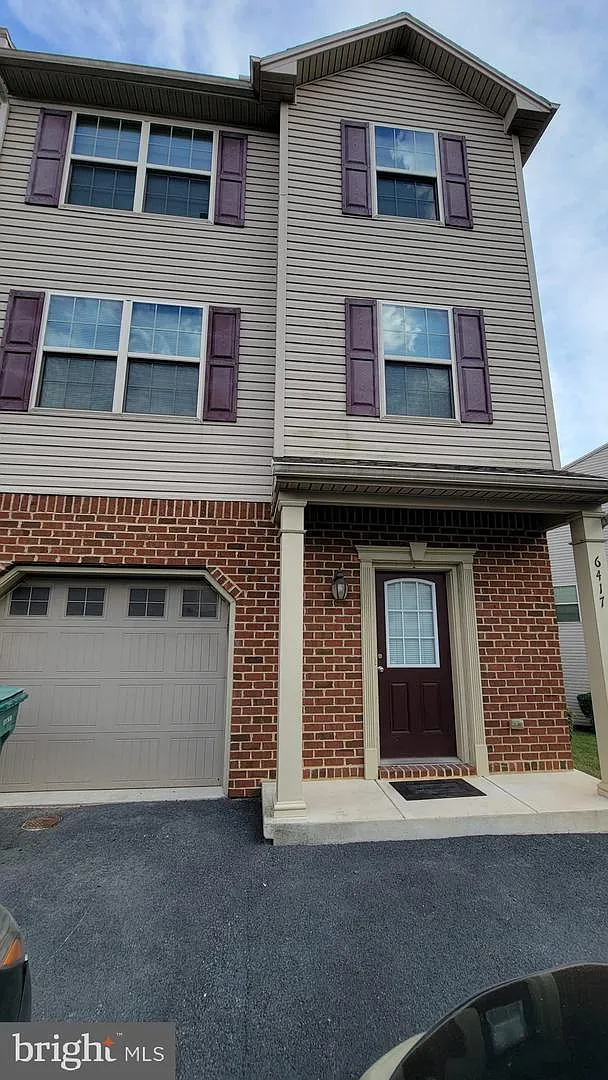 3 bed, 2.5 bath, 1920 sqft, $2,100 — Photo 2