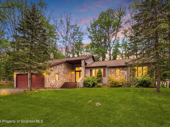 1197 Dewberry Dr, Hawley, PA 18428