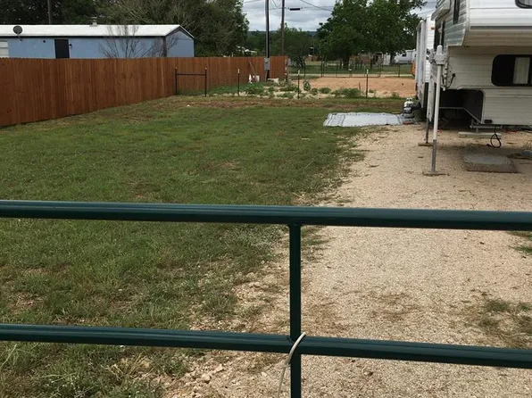 738 Mountain View Dr, Bandera, TX 78003