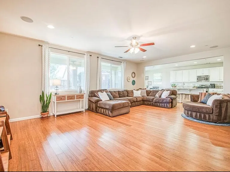 3816 N Carriage Ave — Photo 2